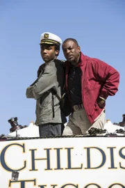 Zusammen mit LeVar (LeVar Burton, r.) macht sich Troy (Donald Glover, l.) auf in die große weite Welt ...