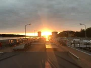 Auf Deck während des Sonnenuntergangs.