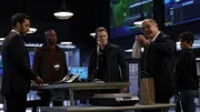 L-R: Aram Mojtabai (Amir Arison), Dembe Zuma (Hisham Tawfiq), Donald Ressler (Diego Klattenhoff) und Raymond 'Red' Reddington (James Spader)
