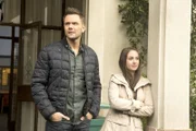 Um Greendale auf Vordermann zu bringen, soll sich Jeff (Joel McHale, l.) der bevorstehenden Zwischenprüfungs-Feier widmen, während Annie (Alison Brie, r.) die heruntergefallene Pinnwand in der Cafeteria wieder aufstellen möchte ...