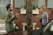 Charlie (Charlie Day, l.) ist fest davon überzeugt, dass sowohl Dennis als auch Mac mit der Kellnerin (Mary Elizabeth Ellis, r.) aus dem Coffee Shop geschlafen haben ...