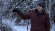 Jessi Morse beobachtet, wie ihr Mann Chris Morse den zugefrorenen Fluss auf einer Seilrutsche überquert.