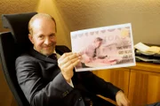 Berger (Jochen Horst) hat ein Wahlplakat für Kibitz gebastelt. Die Verwendung des sendungsbezogenen Materials ist nur mit dem Hinweis und Verlinkung auf TVNOW gestattet.