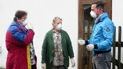 Nur mit Schutzmasken können sich Gisela (li.), Irene und der Trödelexperte Andreas Bierschock ins Haus wagen - es gibt dort nämlich ein ernsthaftes Schimmelproblem..