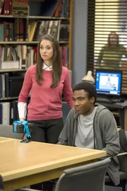 Für Troy (Donald Glover, r.) heißt es Abschied nehmen und die Welt umsegeln. Da hat Annie (Alison Brie, l.) natürlich das passende Geschenk vorbereitet ...