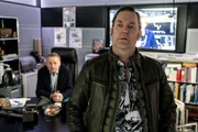 Paul Böhmer (Jürgen Tonkel, r.) hinterfragt das Verhältnis zwischen dem Chefredakteur Piloty (Markus Hering, l.) und der verstorbenen Journalistin Nadja Darii (Barbara Elisabeth Bühl).