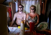 Urlaubsidylle bei Dauerregen: Dietmar Schäffer (Bjarne Mädel, l.) und seine Heike (Petra Kleinert) beim Sonnenbaden im Wohnmobil.