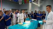 Bei seiner Geburtstagsparty sehen die Kollegen Dr. Roland Heidemann (Henrik Zimmermann, r.) zum letzten Mal. Am nächsten Tag wird er tot auf dem Klinikgelände gefunden: erstochen mit einem Skalpell. (Rest: Komparsen).