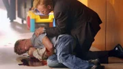 Horatio (David Caruso, r.) und sein Team werden zum Schauplatz einer grausamen Bluttat gerufen: Eine Familie wurde in ihrem eigenen Haus förmlich hingerichtet. Das erste Opfer, das Horatio nach dem Betreten des Hauses findet, ist die Leiche eines Jungen (Calvin DeVault), der ein Baby im Arm hält...
