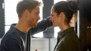 Benedikt (Frederic Heidorn) und Katja (Ellenie Salvo González) turteln im Büro.