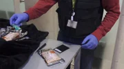 Hektik am Grenzposten von Melilla: Mehrere Männer haben es geschafft, im Schutz der Dunkelheit über den Stacheldrahtzaun zu klettern! Die Beamten der Guardia Civil nehmen sofort die Verfolgung auf, denn bei illegalen Grenzübertritten verstehen sie überhaupt keinen Spaß. Dank dem schnellen Zugriff gelingt es den Zöllnern wenig später die Männer zu stellen. Am Flughafen Madrid-Barajas holen die Zollbeamten unterdessen einen Passagier aus dem Flugzeug, der in seinem Koffer über 55.000 Euro nach China schmuggeln wollte. Der Verdacht: Geldwäsche!