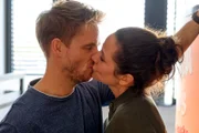 Benedikt (Frederic Heidorn) und Katja (Ellenie Salvo González) küssen sich im Büro.