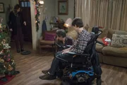 (v.l.n.r.) Maya DiMeo (Minnie Driver); Jimmy DiMeo (John Ross Bowie); JJ DiMeo (Micah Fowler)