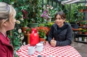 Lale (Yeliz Simsek, r.) bricht eine Lanze für Miro und beichtet Greta (Laura Osswald, l.) ihre Sucht.