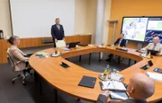 Dr. Roland Heilmann (Thomas Rühmann, mi.) versucht beim AVDGK - Allgemeiner Verband Deutscher Gesetzlicher Krankenkassen - eine Finanzierung für die zweite Behandlung seiner kleinen Patientin Feli Heller zu bekommen.