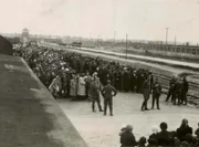 Die "Rampe" 1944 - hier entscheiden SS-Männer, wer sofort in den Tod gehen wird. 80 Prozent der Ankommenden werden diesen Tag nicht überleben.