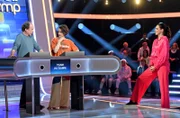 Quizmasterin Esther Sedlaczek (r.) mit den Kandidat:innen des Teams "Ku'damm":  Ulrich Noethen (l.), Schauspieler und Emilia Schüle (2.v.l.), Schauspielerin.