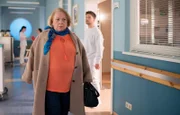 Pfleger Kris Haas (Jascha Rust) beobachtet, wie Esther Thaler (Martina Eitner-Acheampong) ziemlich aufgebracht die Klinik verlassen will. Und da Esther ja generell gerade in der Sachsenklinik ist, könnte sie sich auch gleich richtig untersuchen lassen. Im Gegensatz zu ihrer ersten Untersuchung am Vormittag hätte Dr. Kaminski dafür nun etwas mehr Zeit.