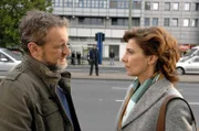 Steffi (Karin Kienzer, r.) will Ulrich (Wolfgang Wagner, l.) nicht alleine zum Treffen mit Jaecki (Uli Drewes, M.) gehen lassen ...