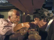 Peter (Peter Lustig, l.) hat die Wette gewonnen. Er hat den Nachbarn (Helmut Krauss, r.) überzeugt.