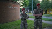Die Royal Military Police achtet außerhalb des MCTC darauf, dass die Soldaten nicht über die Stränge schlagen.