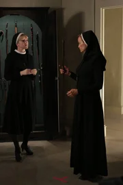 Jahr 1964: Kit und Grace wurden beim Sex erwischt und Mary Eunice McKee (Lily Rabe, l.) ist der Meinung, dass sie durch Schläge bestraft werden müssen. Schwester Jude Martin (Jessica Lange, r.) hat jedoch einen ganz anderen Plan ...