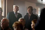 Wilsberg (Leonard Lansink, li.) und Ekki (Oliver Korittke) platzen in die Bürgerversammlung und machen sich gleich viele Freunde.