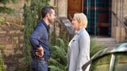 Nele Fehrenbach (Floriane Daniel, r.) hat die Nacht mit Hauptmann Aubry (Martin Rapold, l.) sehr genossen.