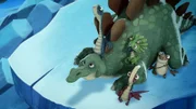 Die Dino-Freunde haben den perfekten Blick auf das Spektakel am Himmel.