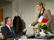 Sarah Marquardt verhandelt hinter dem Rücken der gesamten Klinikbelegschaft mit Alexander Weber. Sarah erhofft sich von einer möglichen finanziellen Beteiligung einer großen Klinikkette mehr Handlungsspielraum.