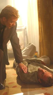 Im Wohnzimmer findet Horatio (David Caruso, l.) den leblosen Körper der Mutter und den Vater Jason Caplin(Albie Selznick), der zwar schwer verletzt ist, aber noch lebt.