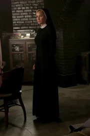 Jahr 1964: Das zutiefst verwerfliche Verhalten von Mary Eunice McKee schiebt Schwester Jude Martin (Jessica Lange) dem zwielichtigen Dr. Arthur Arden in die Schuhe und stellt ihn zur Rede ...