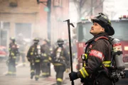 Chicago Fire Staffel 7, Folge 20 Schätzt die Lage ein: Joe Minoso als Joe Cruz.