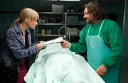 Der Pathologe (Heiko Pinkowski, rechts) versichert Sophie Haas (Caroline Peters, links), dass Dr. Kroy an einem Herzinfarkt gestorben ist. Allerdings hatte er soviel Koks intus, dass es einen Elefanten umgehauen hätte.