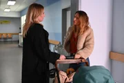 Isabelle (Ania Niedieck, l.) zieht fälschlich Kilians Beziehungskrise mit Hanna als Erklärung für sein Verhalten in Betracht. Rechts Nathalie (Amrei Haardt)