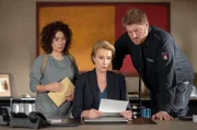 Abschied von Dirk Matthies: auf dem Polizeikommissariat 14 taucht ein mysteriöser Brief auf, der Frau Küppers (Saskia Fischer, M.), Harry (Maria Ketikidou, l.) und Hannes (Marc Zwinz, r.) völlig außer Fassung bringt. Jan Fedder hat das "Großstadtrevier" über Jahrzehnte mit seinem unverwechselbaren Charakter geprägt. Nach seinem überraschenden Tod am 30.12.19 heißt es Abschied nehmen von seiner Rolle als Polizeioberkommissar Dirk Matthies.