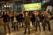 Was kommt bei einer Zwischenprüfungs-Feier besser an als ein "Dicker-Hund-Tanz", der von Chang (Ken Jeong, vorne M.) angeführt wird?
