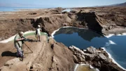 Kameramann Udo Maurer und “sink hole” Forscher Eli Raz vor “Sink holes” nahe Ein Gedi, Israel.