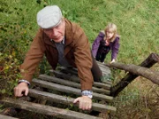 Sophie Haas (Caroline Peters, rechts) und Hans Zielonka (Michael Hanemann, links) klettern auf den Hochstand, von dem aus die tödlichen Schüsse auf den Baumarktinhaber abgegeben wurden.