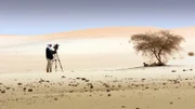 Kameramann Udo Maurer in der Sahara nahe N´Guigmi, Niger.