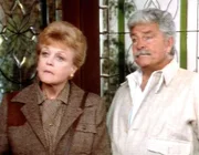 Jessica (Angela Lansbury) besucht ihren alten Freund Lee (Dale Robertson), dessen Schwiegertochter ermordet wurde.