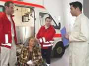 MDR Fernsehen IN ALLER FREUNDSCHAFT FOLGE 229, "Platzhirsche", am Montag um 11:40 Uhr. Dr. Achim Kreutzer hat Notdienst und liefert Nicole Brahms, die einem Schwächeanfall erlag, in die Sachsenklinik ein.  Dr. Achim Kreutzer (Johannes Steck), Nicole Brahms (Katrin Weißer), Rettungssanitäter und Dr. Philipp Brentano (Thomas Koch)