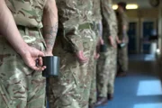 Die Anstalt begreift sich nicht als Gefängnis. Auch die Häftlinge tragen normale Uniform.
