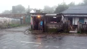 Leute warten auf den Bus, Cherrapunjee, Indien.