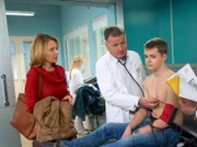 MDR Fernsehen IN ALLER FREUNDSCHAFT FOLGE 642, "Zukunftsperspektiven", am Montag (06.10.14) um 11:45 Uhr. Der 15-jährige Jens Förster (Maximilian Werner, 2.v.re.) leidet seit seiner Geburt an einer Aortenstenose. Seine Mutter Alice (Antje Schmidt, li.) hat das Gefühl, dass seine Beschwerden immer schlimmer werden und bringt ihn nach einem Schwindelanfall in die Sachsenklinik. Dr. Roland Heilmann (Thomas Rühmann, 2.v.li.) kann keine gravierenden Veränderungen feststellen. Der intelligente und willensstarke Junge leidet sehr darunter, dass seine Mutter ihn in Watte packt.