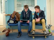 MDR Fernsehen IN ALLER FREUNDSCHAFT FOLGE 642, "Zukunftsperspektiven". Jens Förster (Maximilian Werner, li.) leidet seit seiner Geburt an einer Aortenstenose. Er kann nichts machen, was ein normaler 15-Jähriger macht und fühlt sich eingeschränkt. Von seiner Mutter wird er in Watte gepackt - allerdings zu Recht, eine Überanstrengung, könnte für Jens Lebensgefahr bedeuten. In der Sachsenklinik trifft er auf Bastian Marquardt (Johann Lukas Sickert, re.), der regelmäßige Nachuntersuchungen wegen seiner Epilepsie durchführen lassen muss. Während Jens die Wartezeit mit einem Computer-Skatboard-Spiel überbrückt, hat Bastian ein echtes unter den Füßen. Jens wird einmal mehr bewusst, was ihn von anderen unterscheidet.