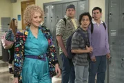 "Die Goldbergs", "Rache der Dauerwellen." Da die Kinder immer selbstständiger werden, will Beverly sich neu erfinden und endlich beruflich durchstarten. Sie beschließt eine Abendschule zu besuchen. Murray ist darüber alles andere als erfreut, hasst er doch Veränderungen. Deshalb überredet er seine Frau, mal mit einer kleinen Veränderung - einem neuen Haarschnitt anzufangen. Unterdessen lädt Erica Adam unter einem falschen Vorwand zu sich ins College ein. Im Bild (v.li.): Wendi McLendon-Covey (Beverly Goldberg), Noah Munck (Rob Smith), Matt Bush (Andy Cogan), Sam Lerner (Geoff Schwartz).