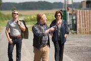 Stolz zeigt Bürgermeister Laux den Kommissaren Springer und Overbeck die Biogasanlage.