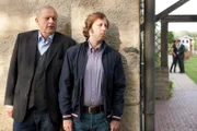 Nachdem Ekki (Oliver Korittke, r.) Haus und Hof seiner Tante geerbt hat, warten einige böse Überraschungen auf ihn und auch Wilsberg (Leonard Lansink, l.) wird plötzlich in einen Mordfall und eine Streiterei mit den Stadtwerken hineingezogen ...