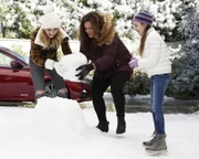 (v.l.n.r.) Taylor Otto (Meg Donnelly); Katie Otto (Katy Mixon); Anna-Kat Otto (Julia Butters)